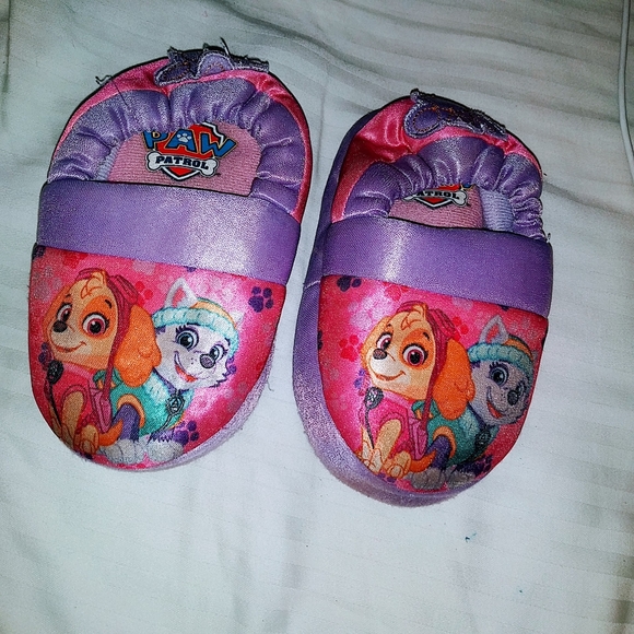 4/20$ Girls Paw Patrol Slippers Size M (7/8)